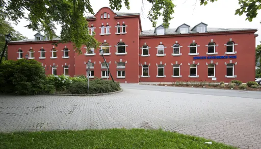En rød murbygning