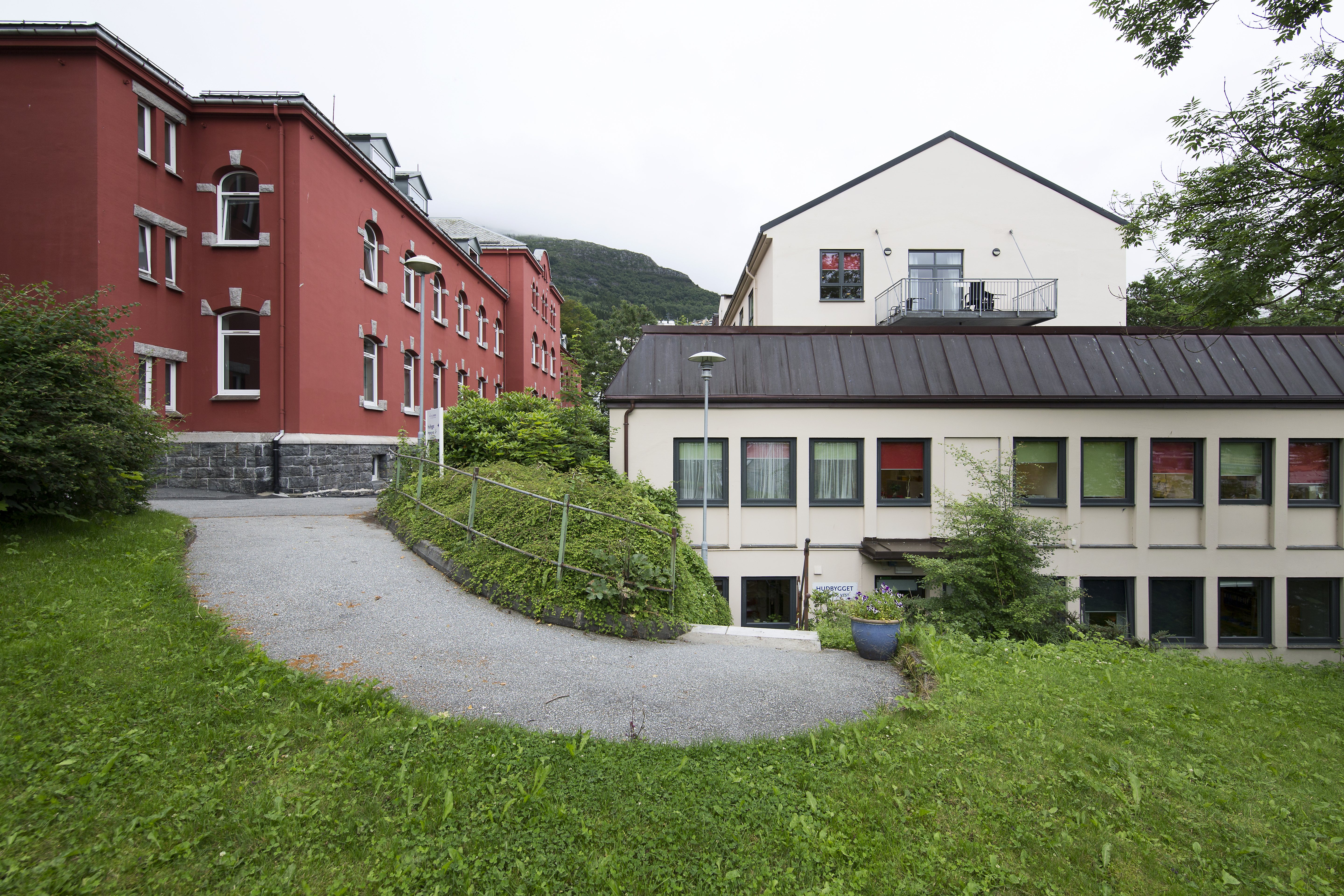 En rød og en gul bygning ved siden av hverandre