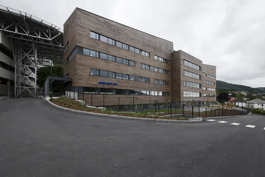 En moderne murbygning