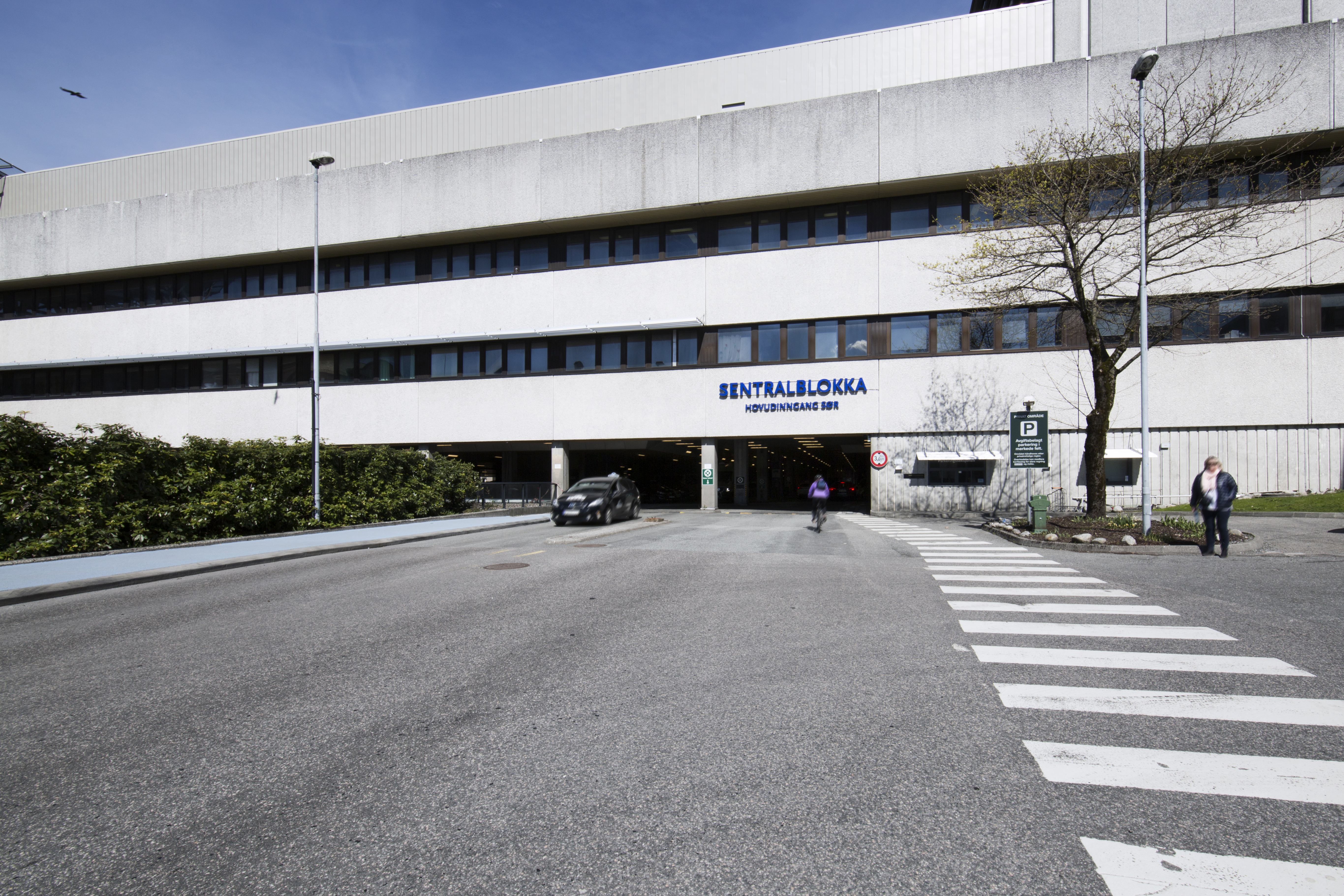 Innkjørsel til Sentralblokkas parkering og hovedinngang