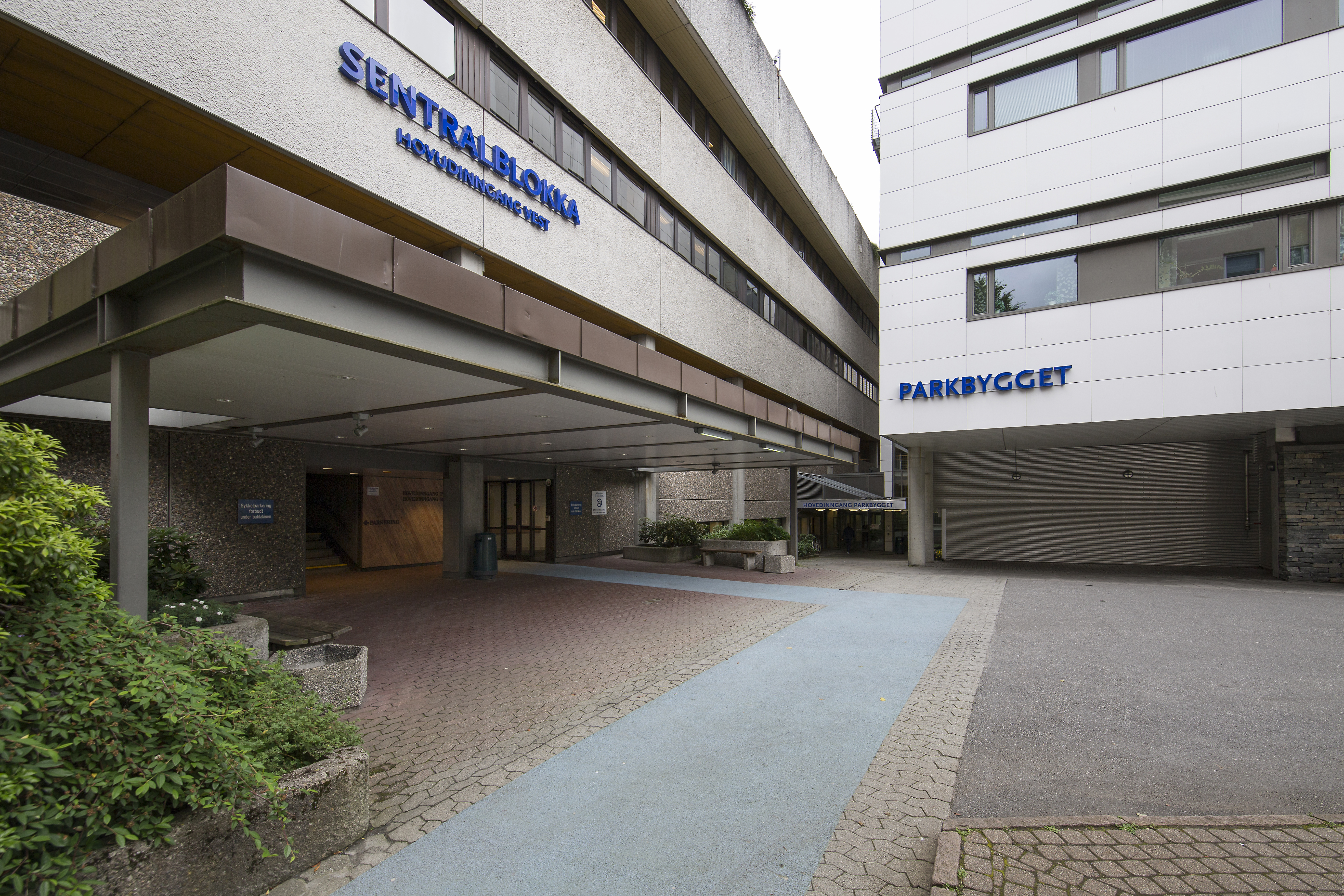 Inngangsparti til sentralblokka