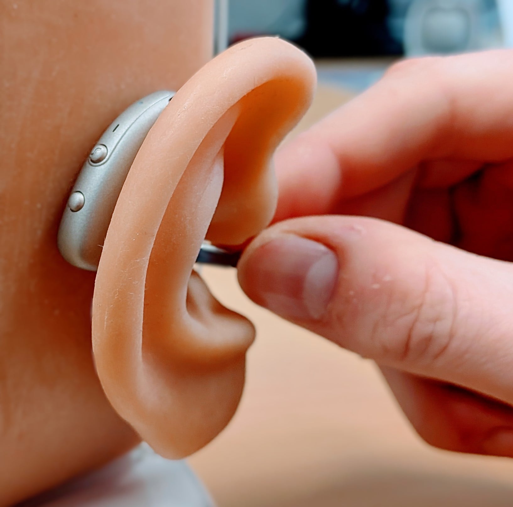 En person som holder en liten gjenstand