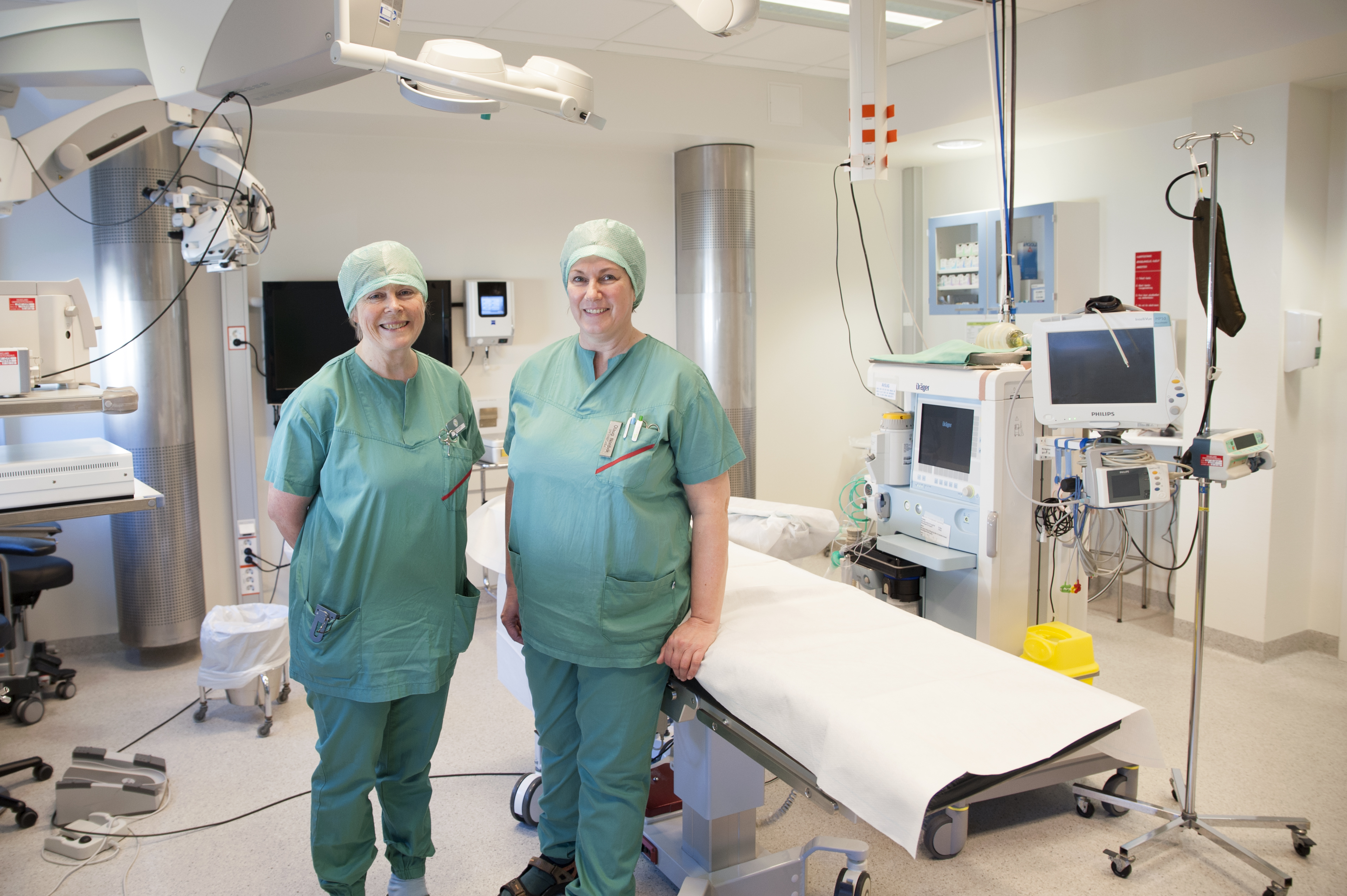 To kvinner står i en operasjonsstue