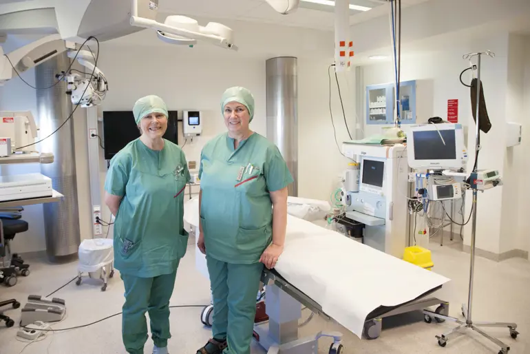 To kvinner står i en operasjonsstue