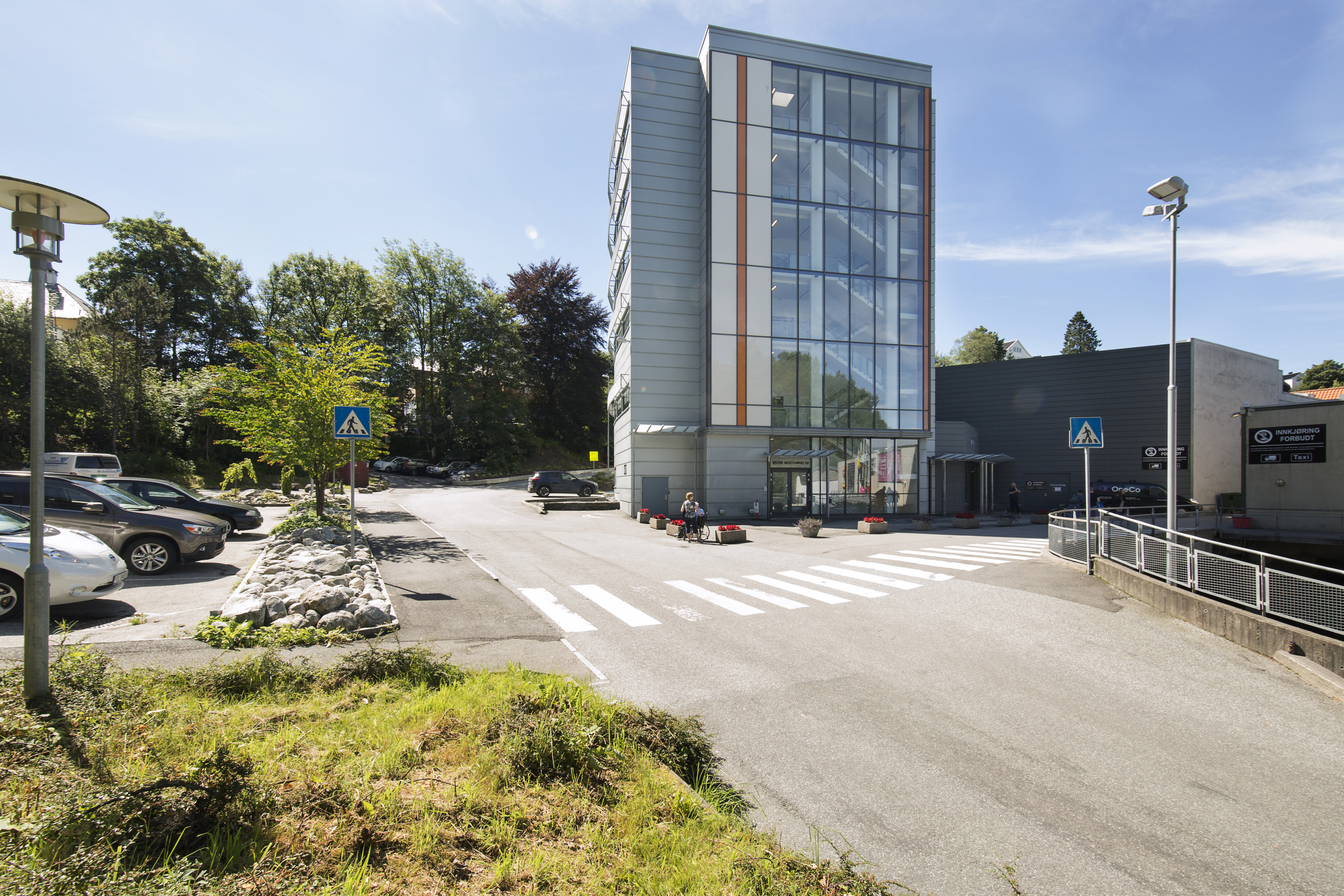 En bygning med store glassflater