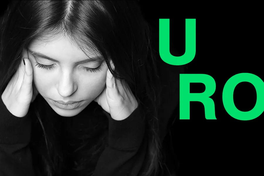 En kvinne som holder seg til hodet og teksten URO