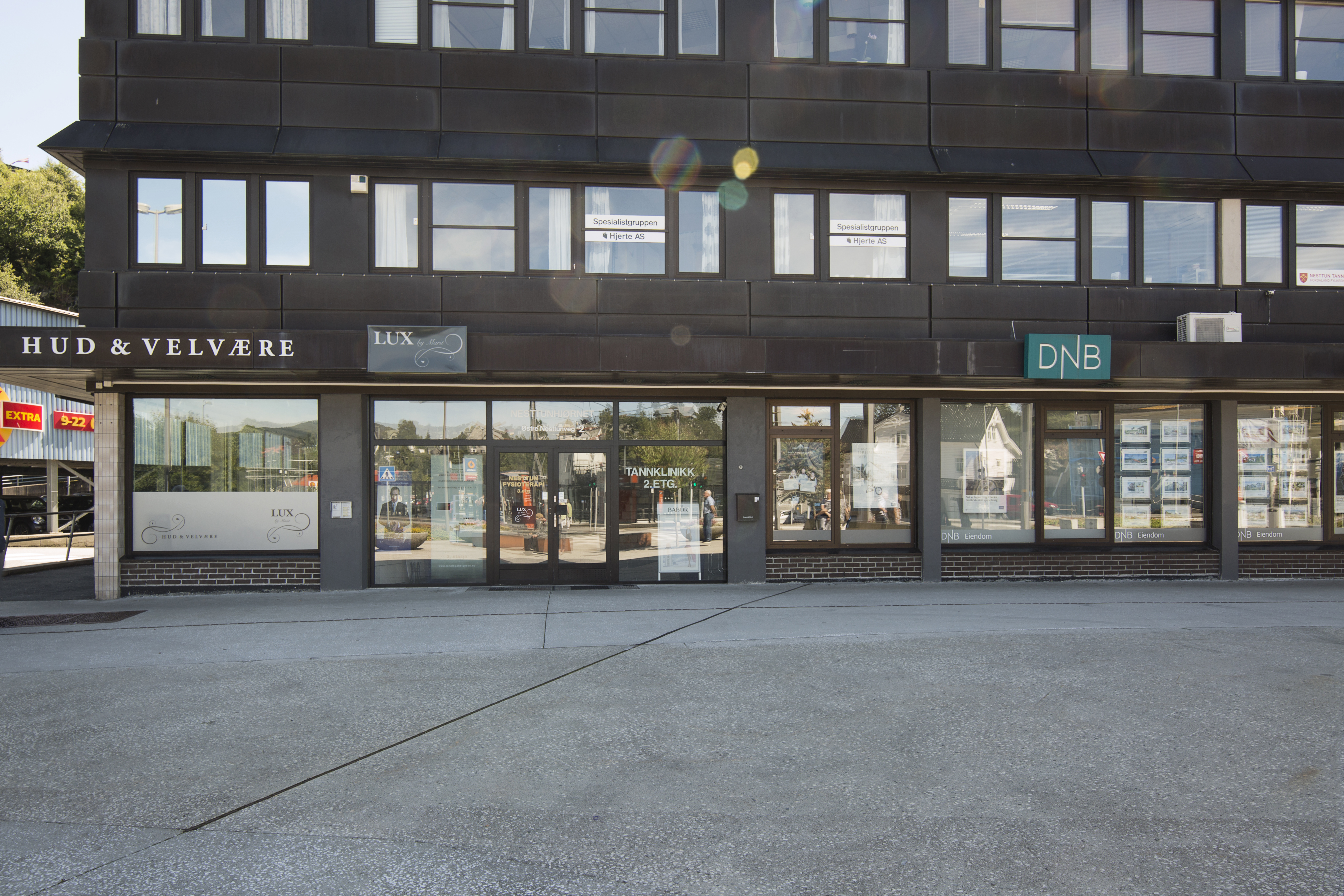 En fasade med inngangsparti