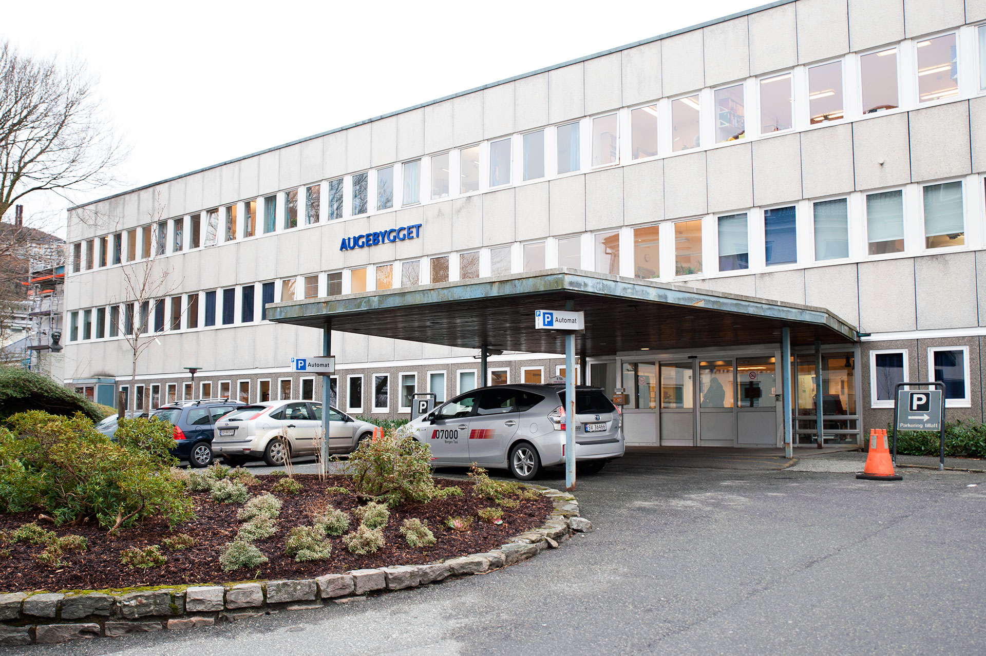 Inngangsparti Augebygget sett frå parkeringsplass