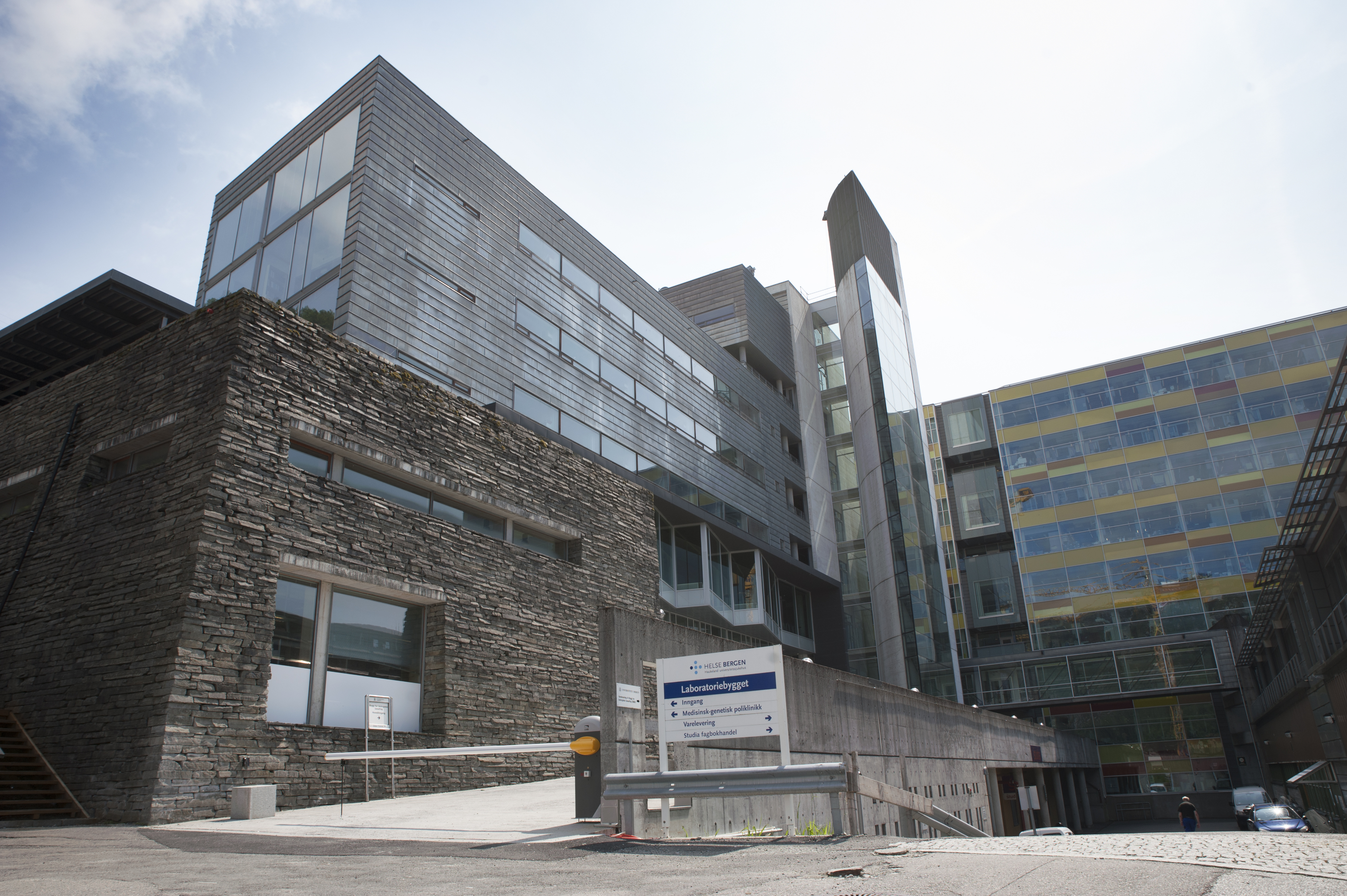 En bygning med mur og glass