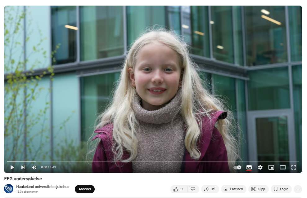 En jente med langt hår som skal til EEG