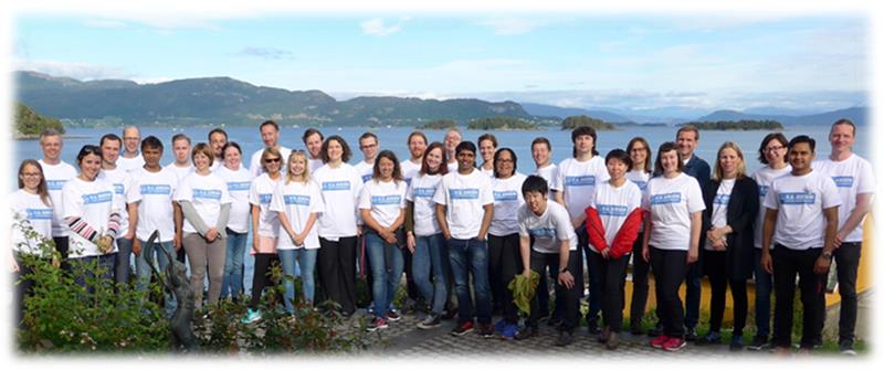 En gruppe mennesker som poserer for et bilde