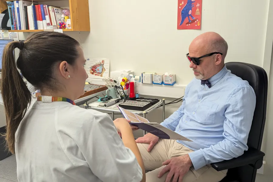 En mann og en kvinne som sitter i stoler