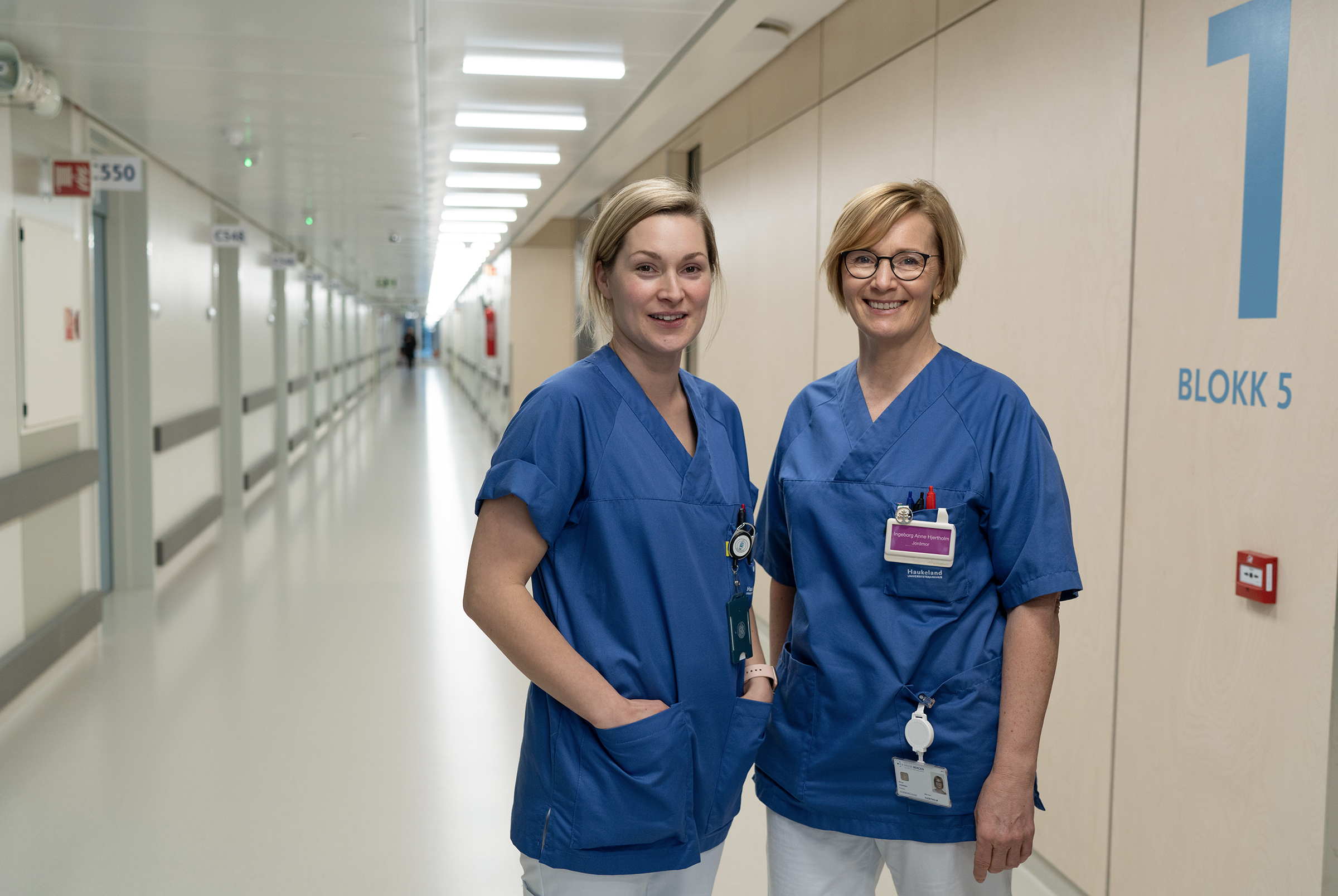 Et par kvinner i blå skjorter