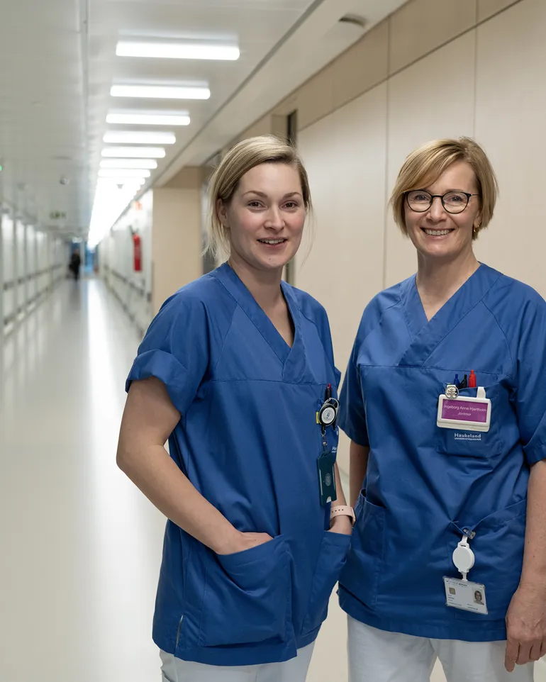 Et par kvinner i blå skjorter