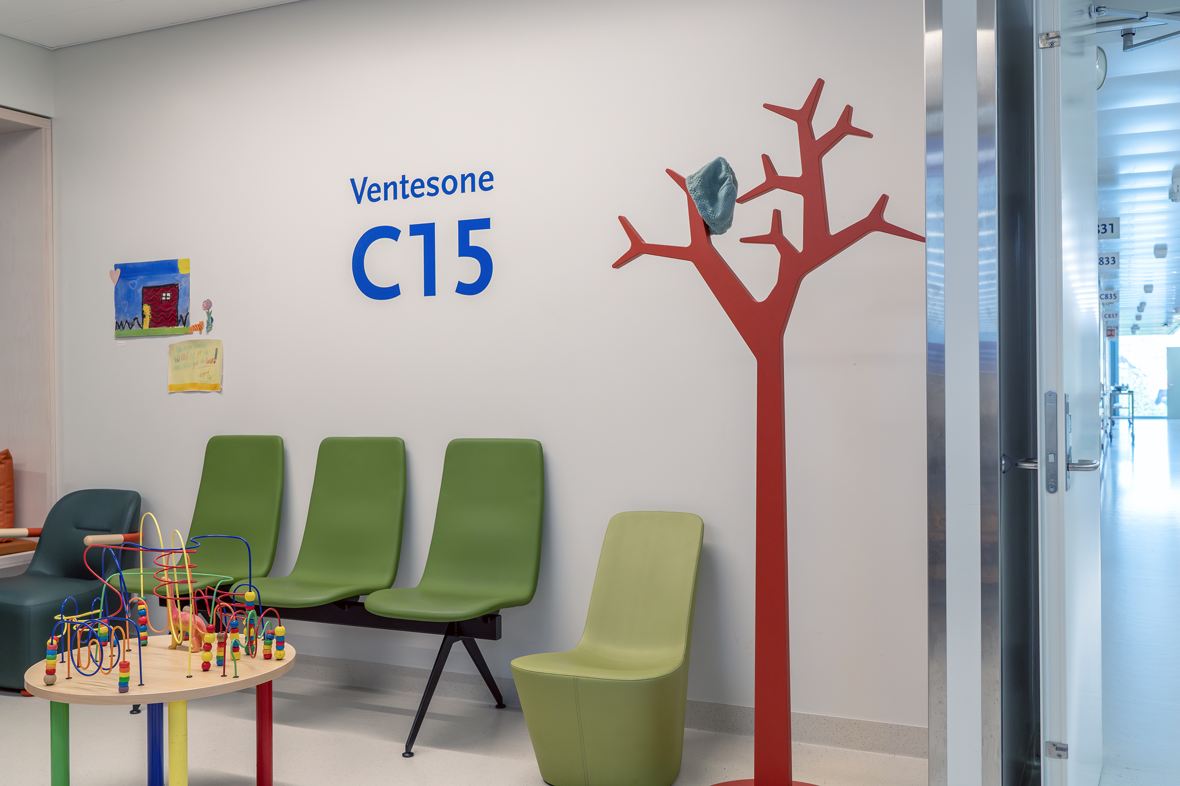 Venterom med stoler og bord