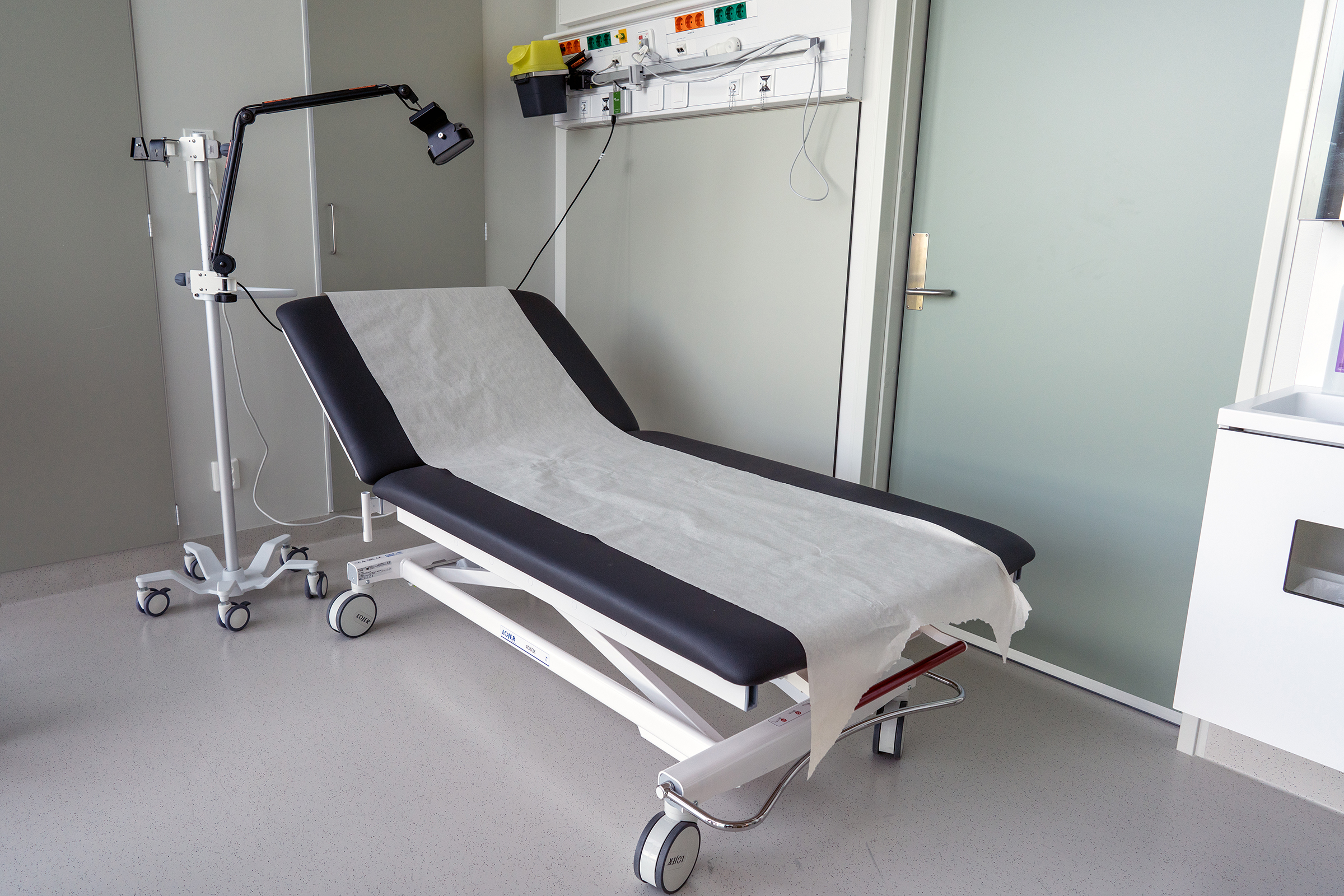 Undersøkelsesbenk i et rom