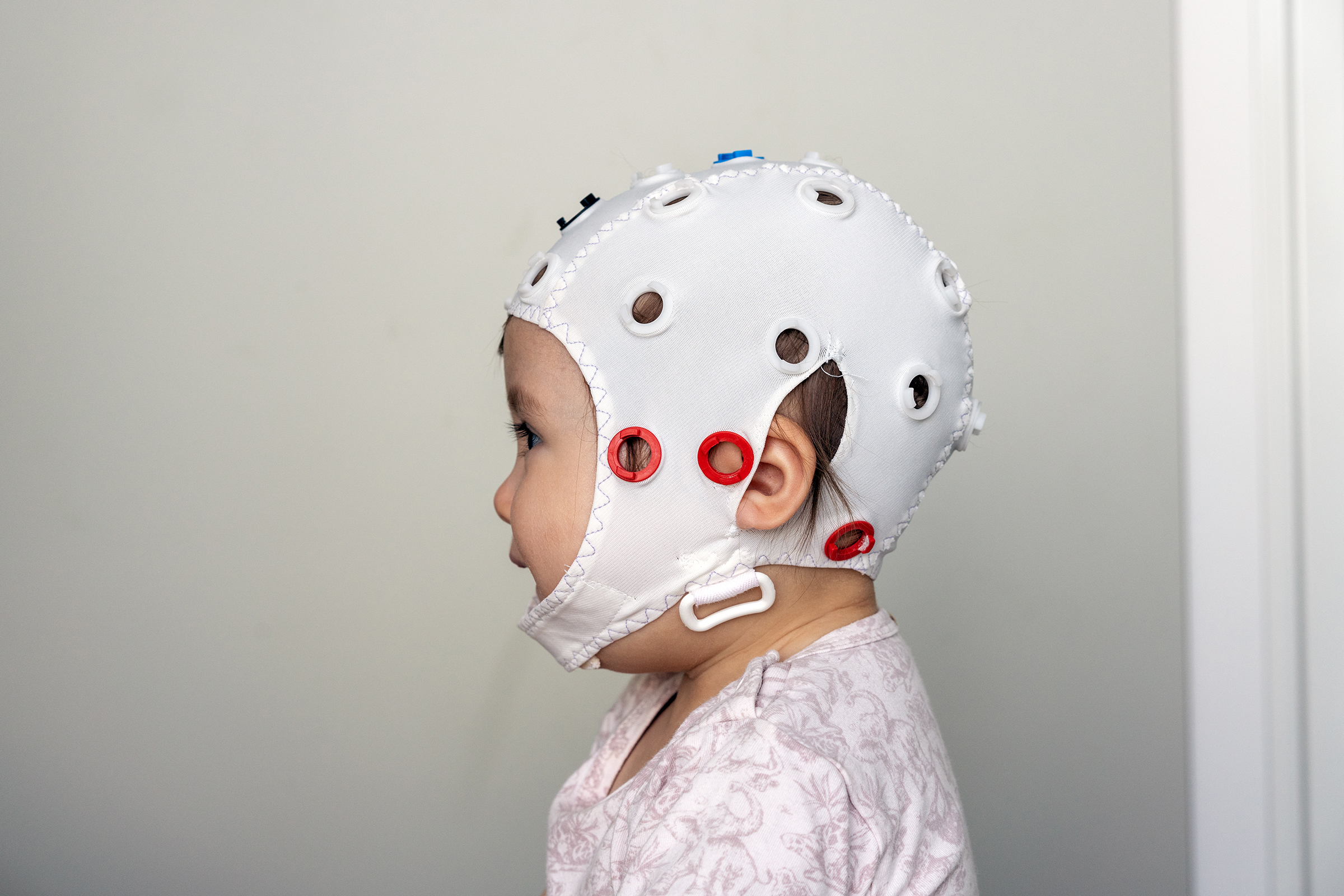 Et barn med EKG-hette