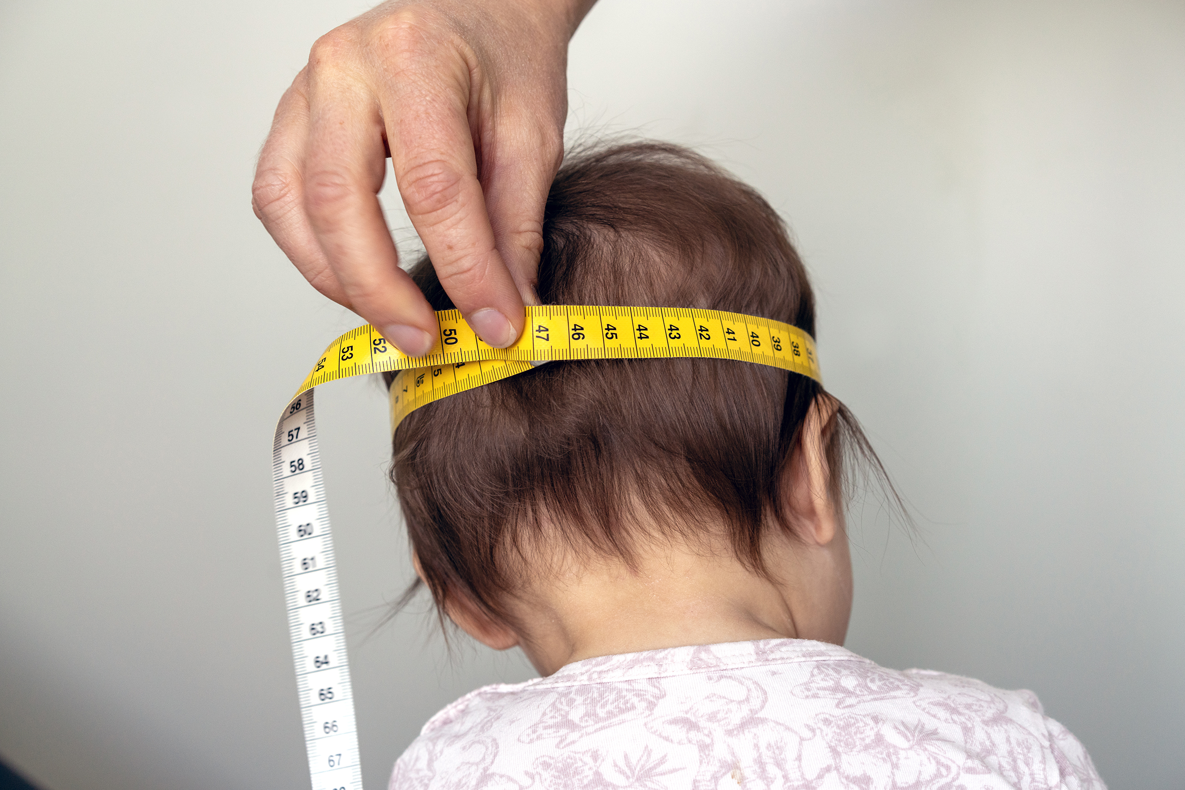 Måle omkrets av hodet med et målebånd