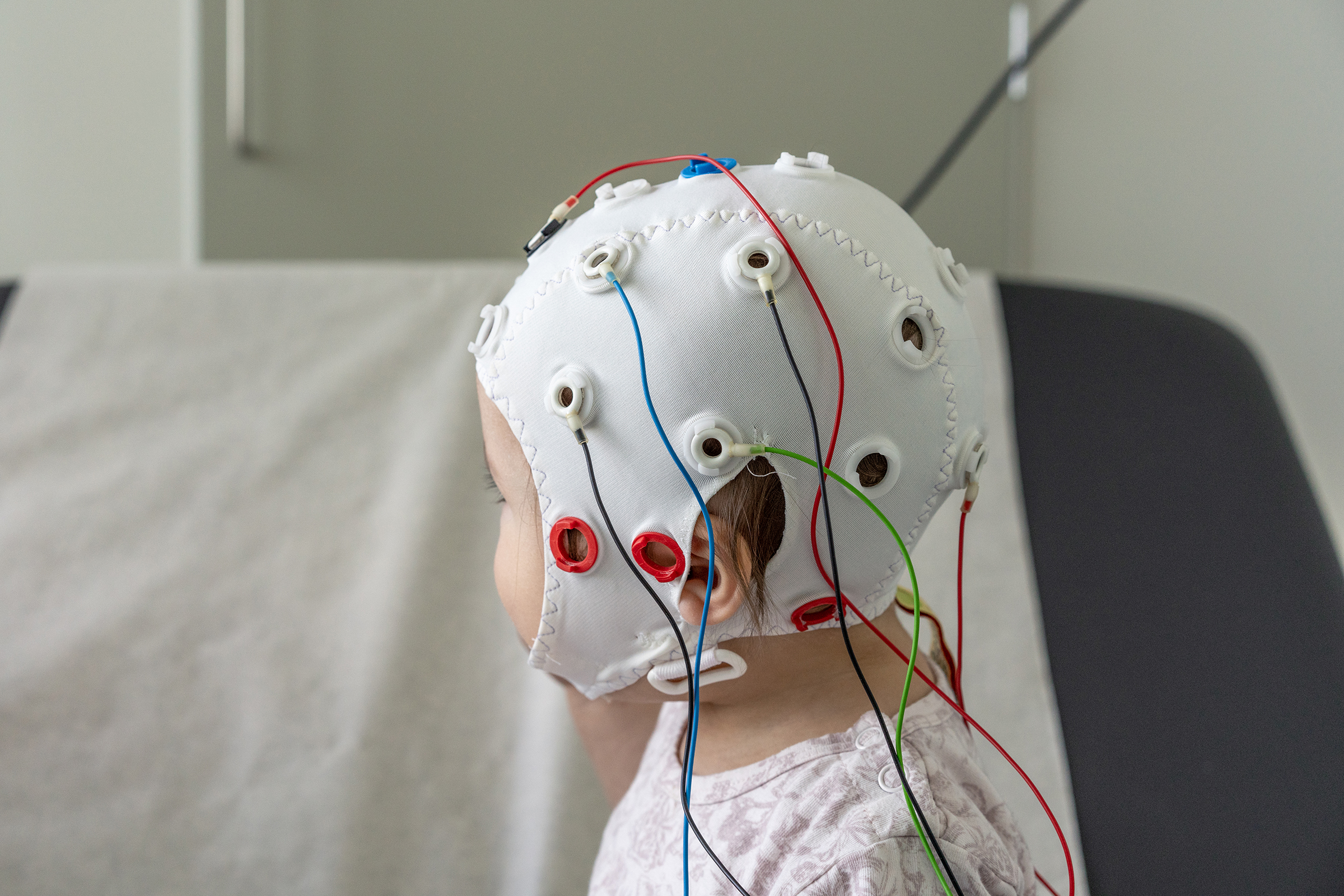 Et barn med EKG-hette med ledninger