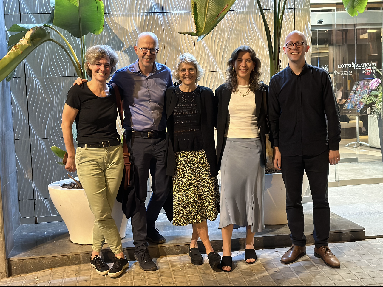 En gruppe mennesker som poserer for et bilde