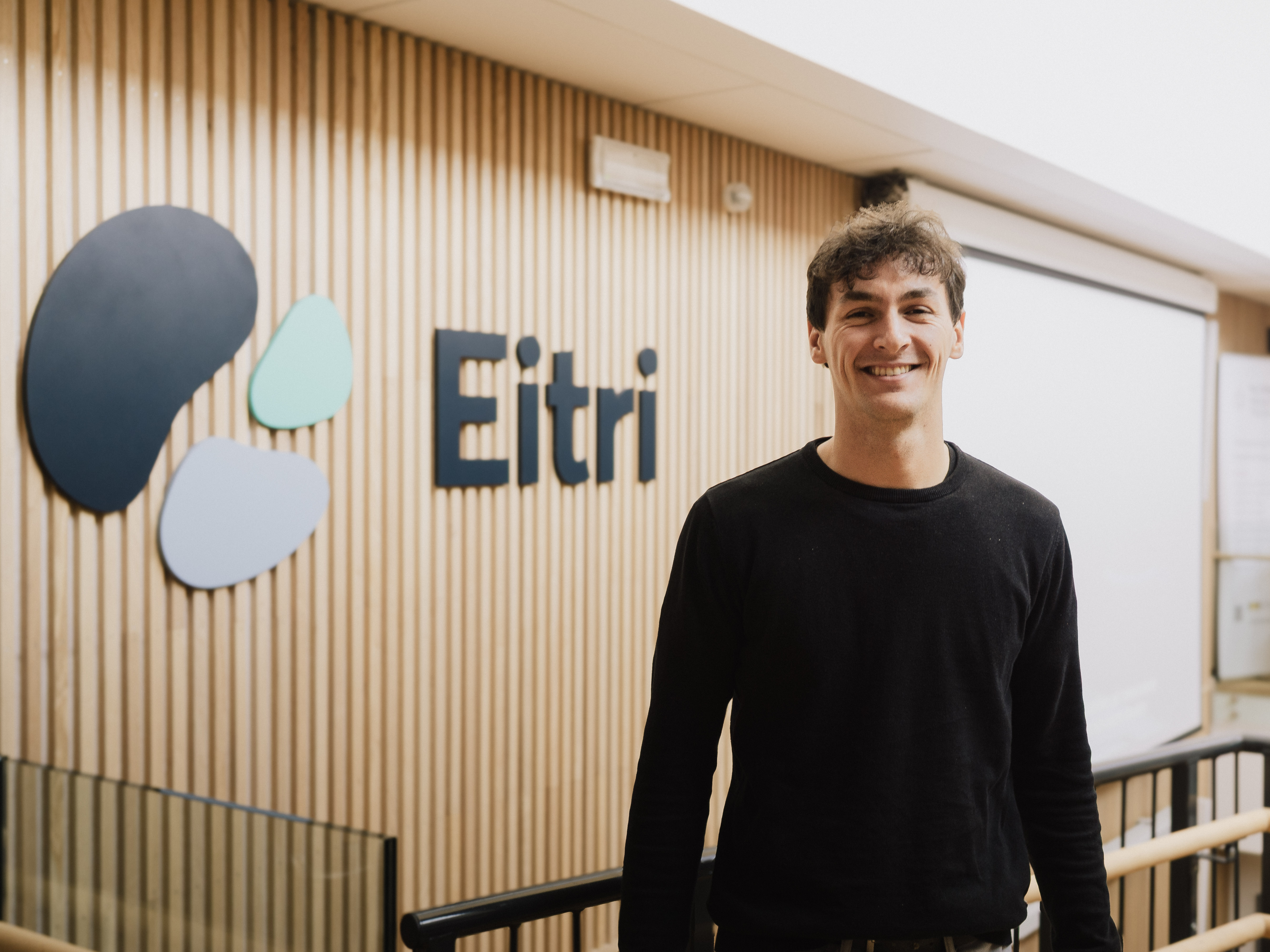 En mann som står foran et skilt