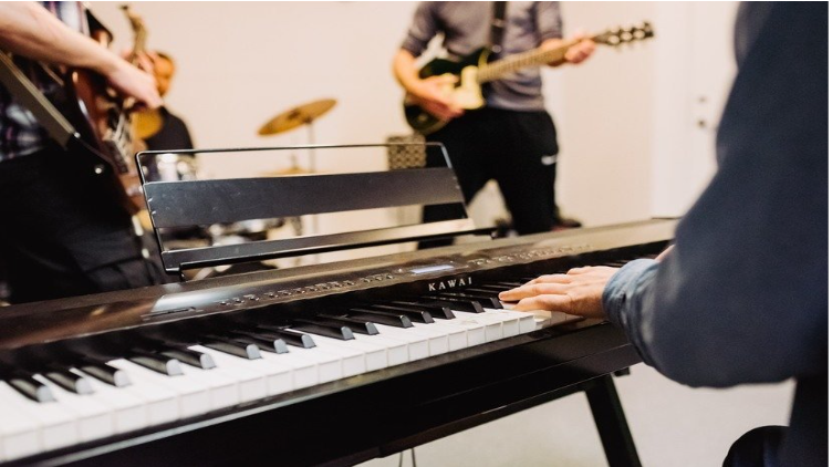 En gruppe mennesker som spiller instrumenter