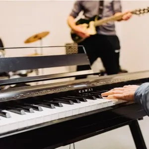 En gruppe mennesker som spiller instrumenter