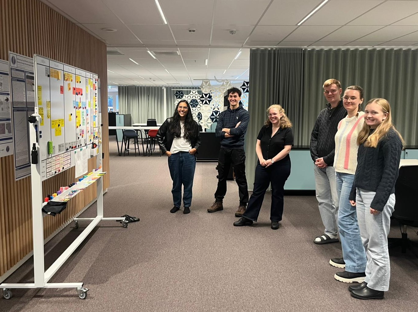 En gruppe mennesker som står i et rom