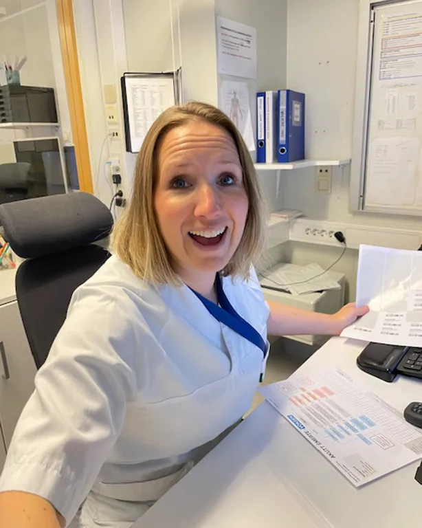 En kvinne som sitter ved et skrivebord