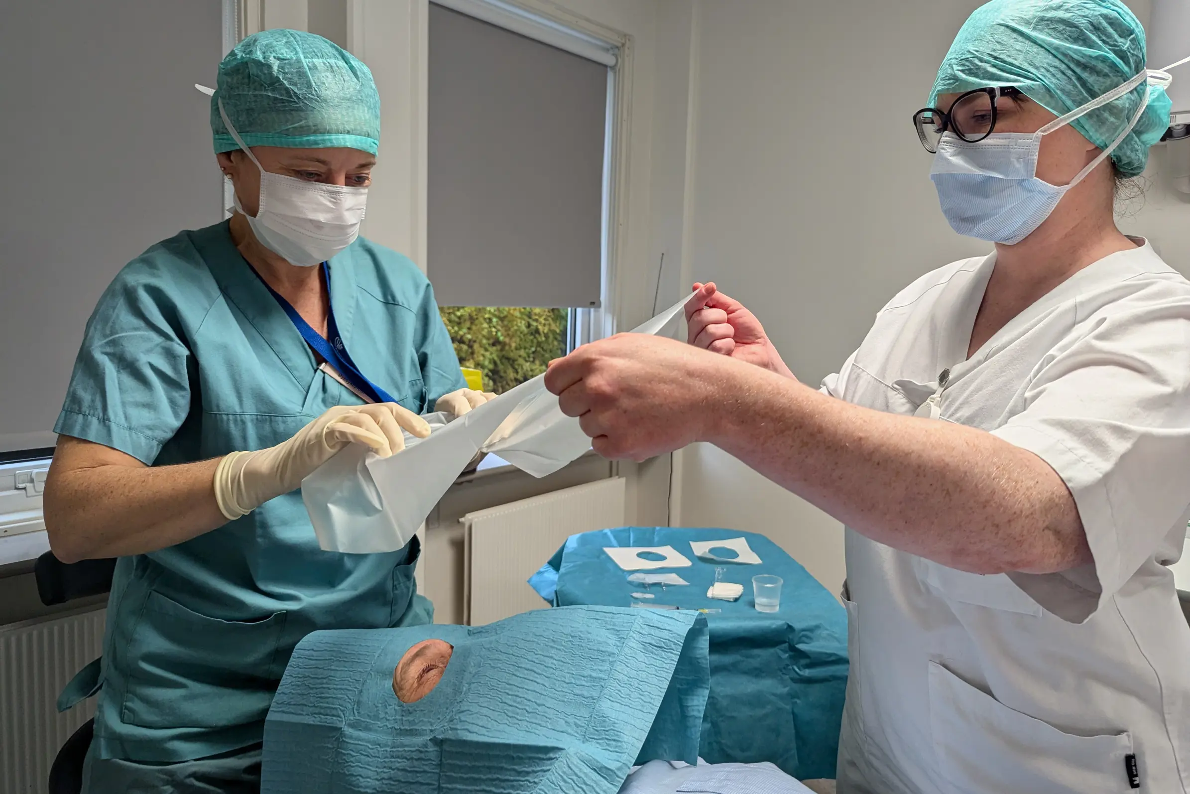 Et par kirurger som utfører kirurgi