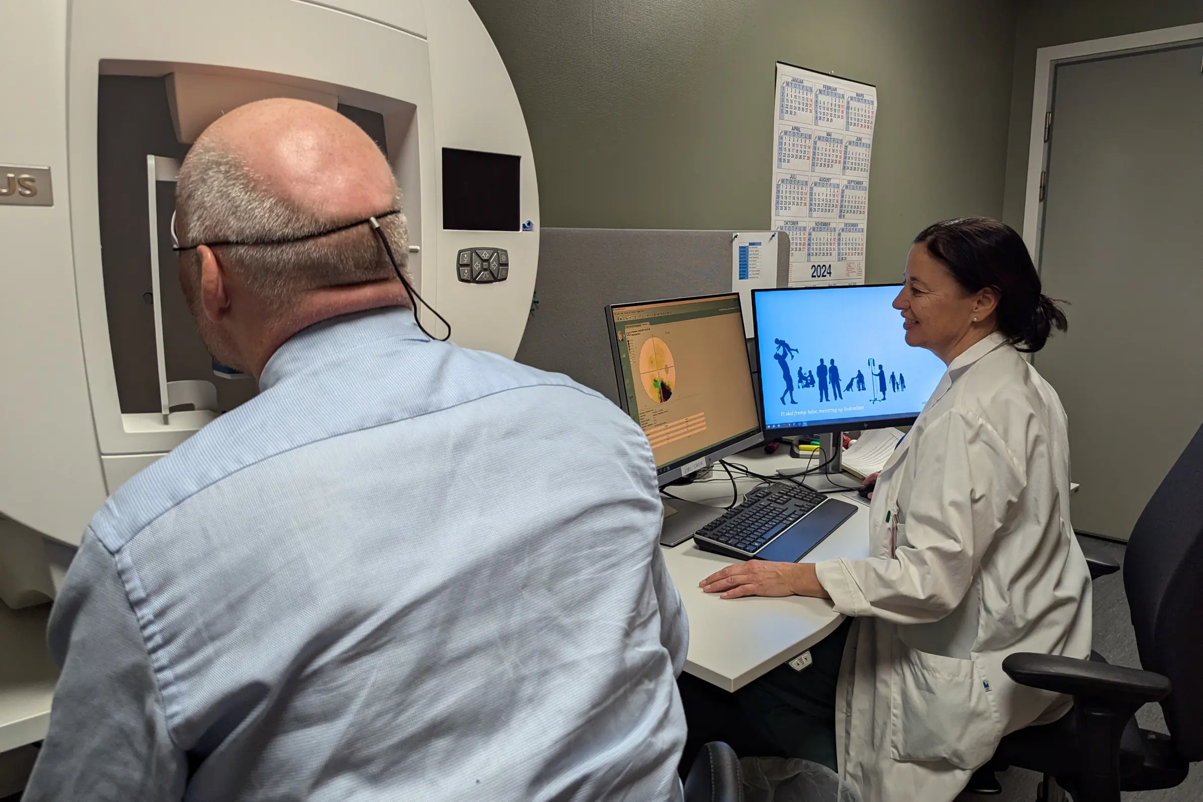 En mann og en kvinne på et kontor