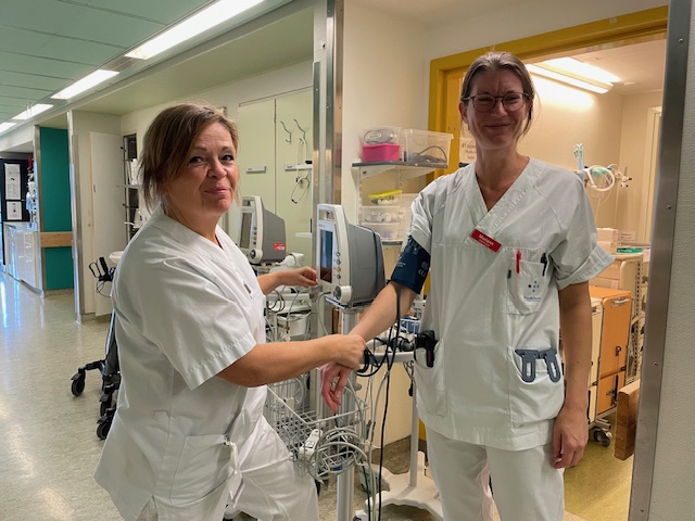 Et par kvinner i hvite laboratoriefrakker