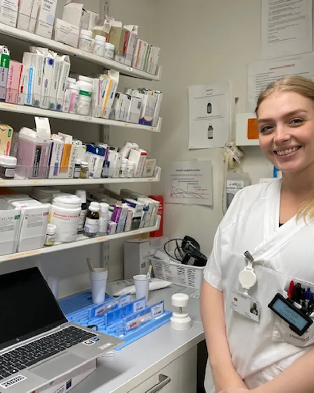 En kvinne i laboratoriefrakk