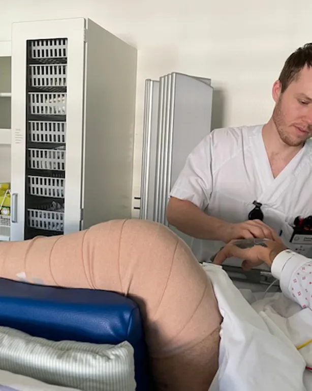 En lege som sjekker en pasient