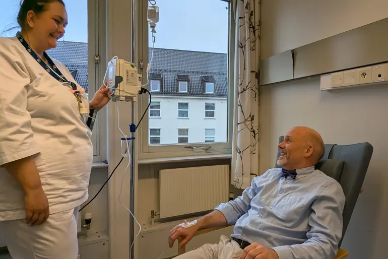 En lege som sjekker pasientens blodtrykk