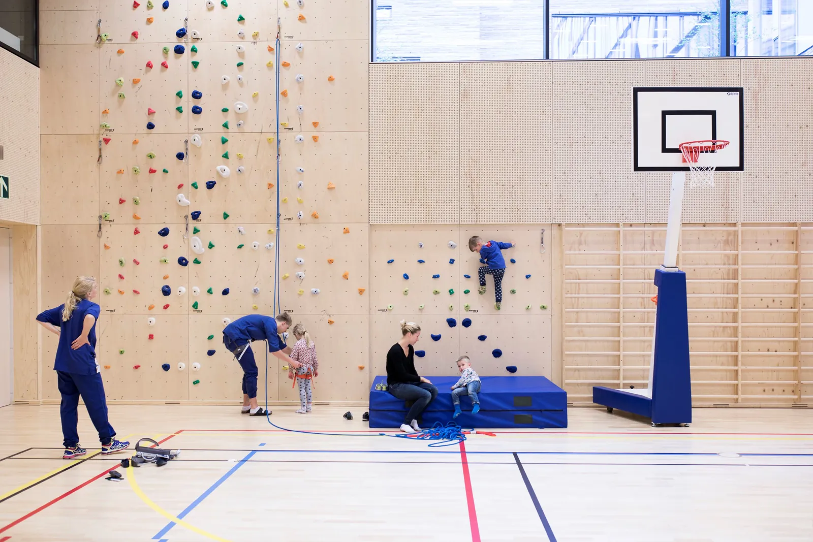 En gruppe mennesker som spiller basketball