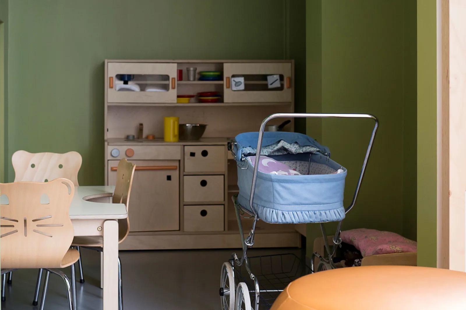 Et rom med skrivebord og stoler