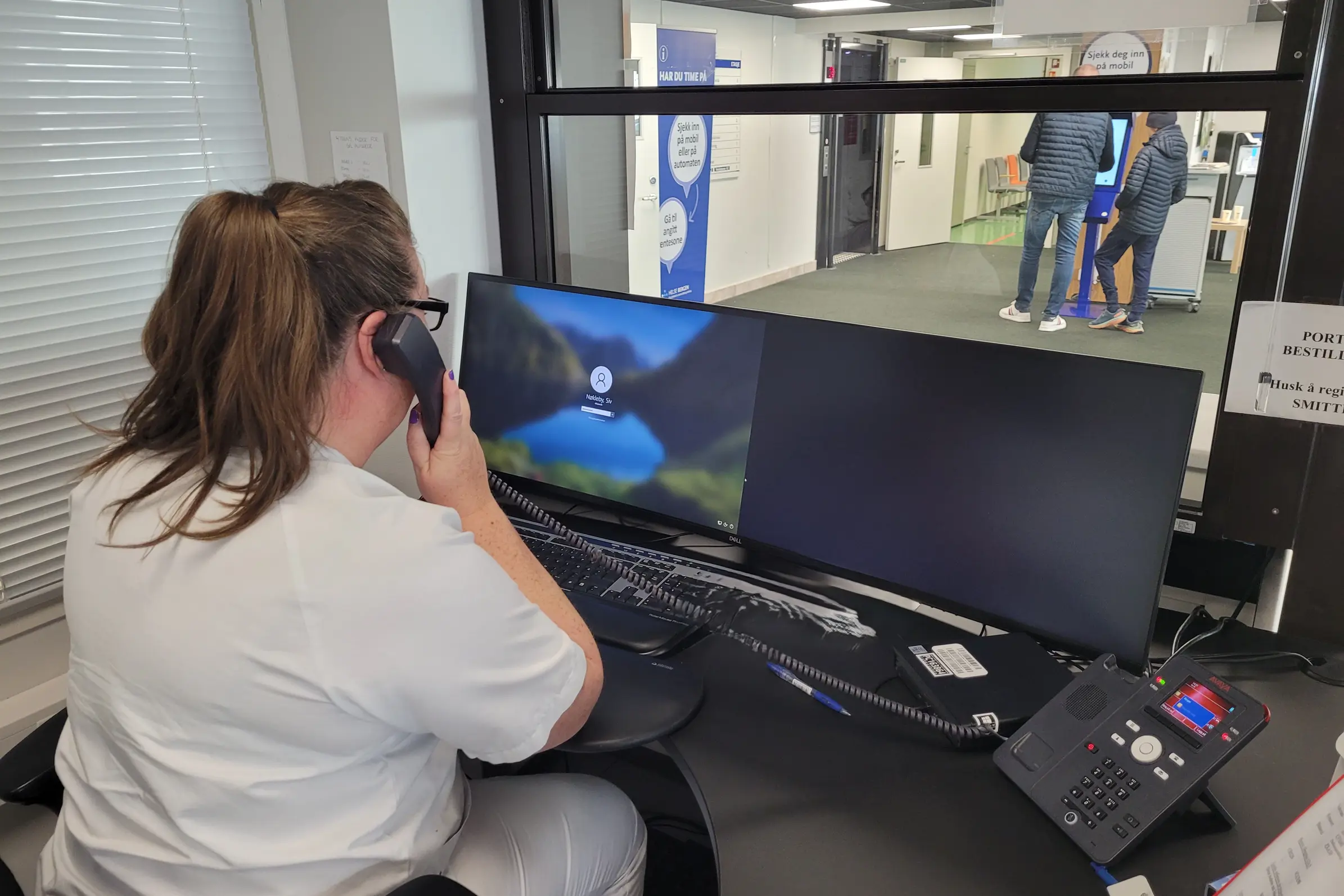 En kvinne i telefonen