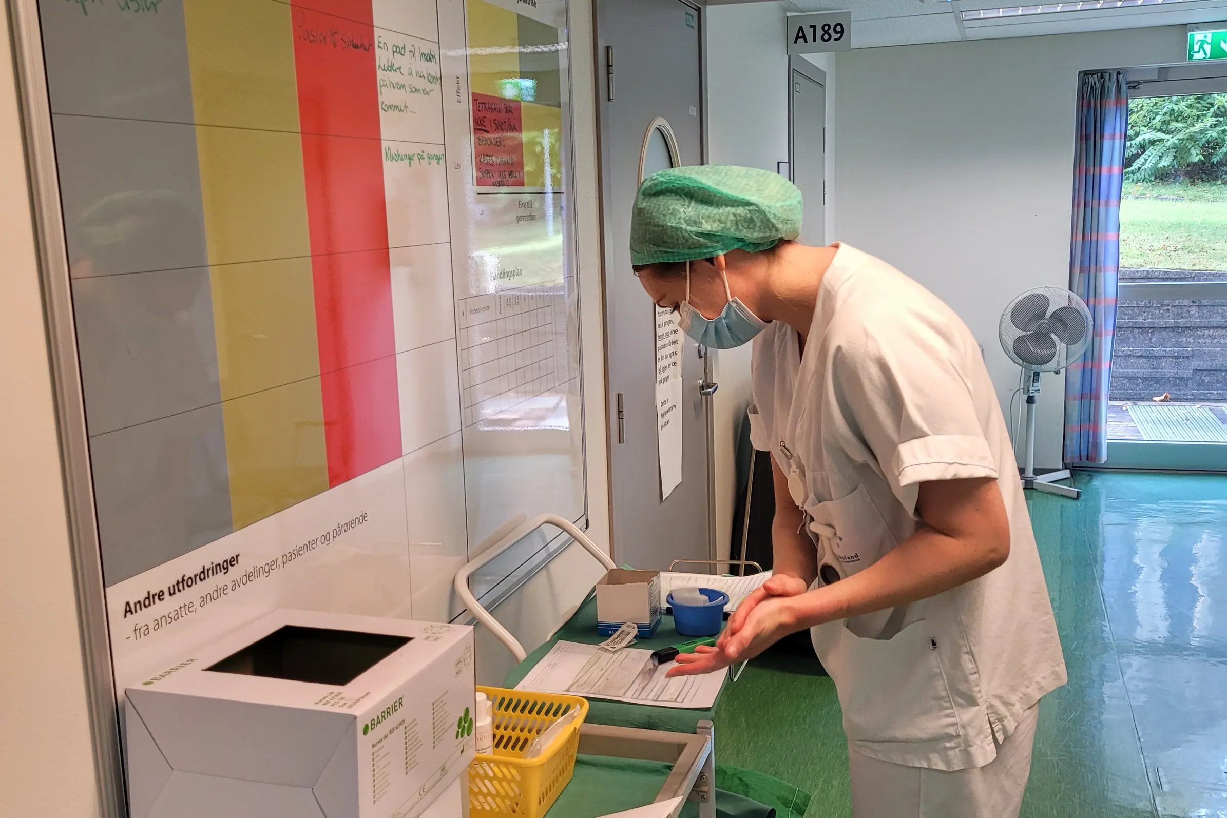 En mann i hvit skjorte