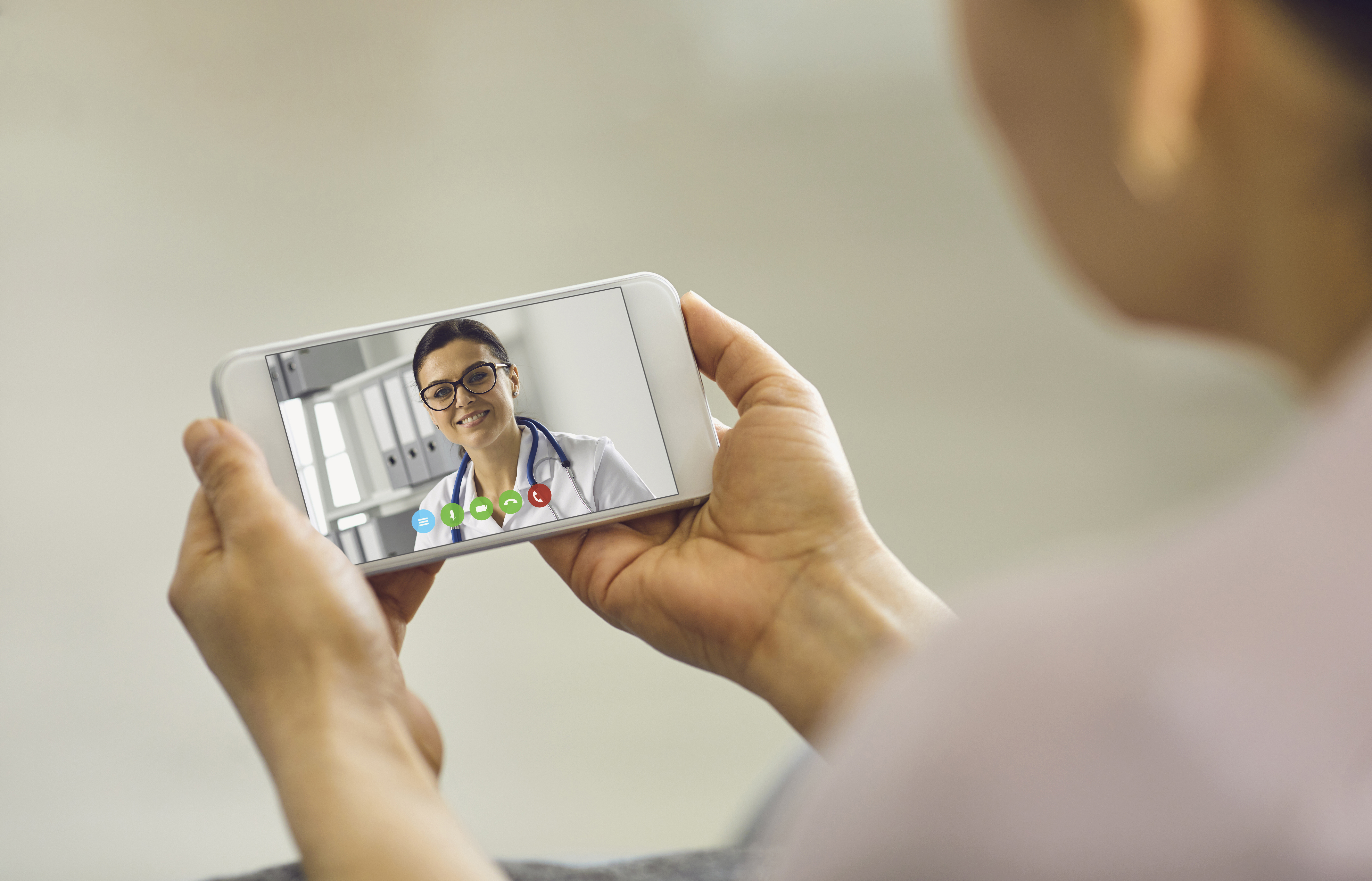 Person ser på mobiltelefon som benyttes til digital hjemmeoppfølging