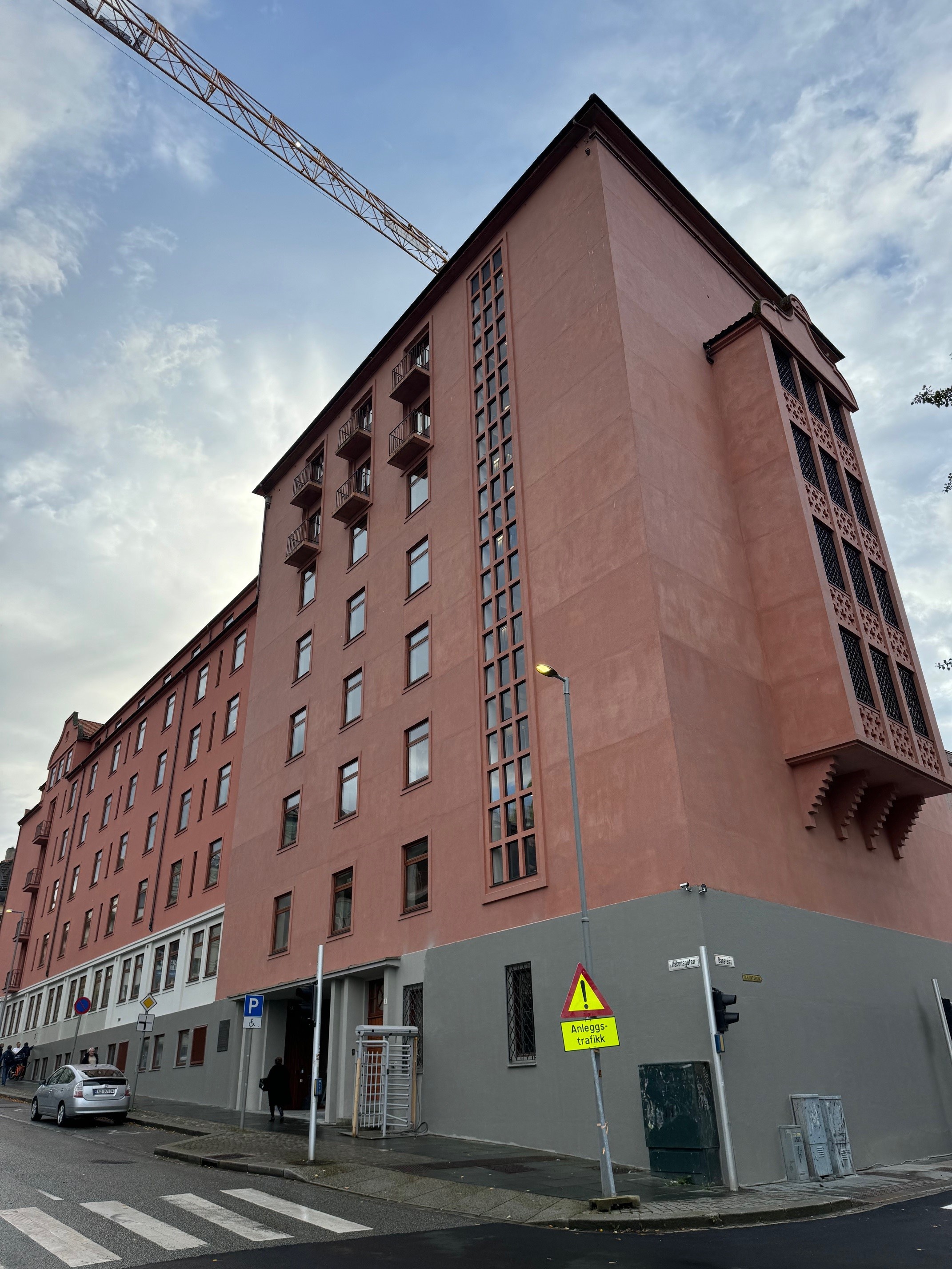 En høy bygning med kran