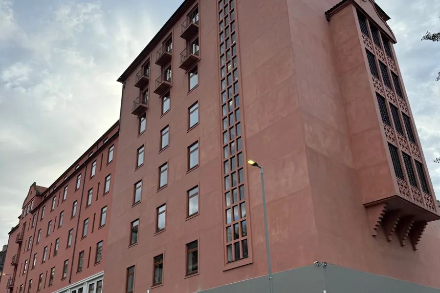 En høy bygning med kran