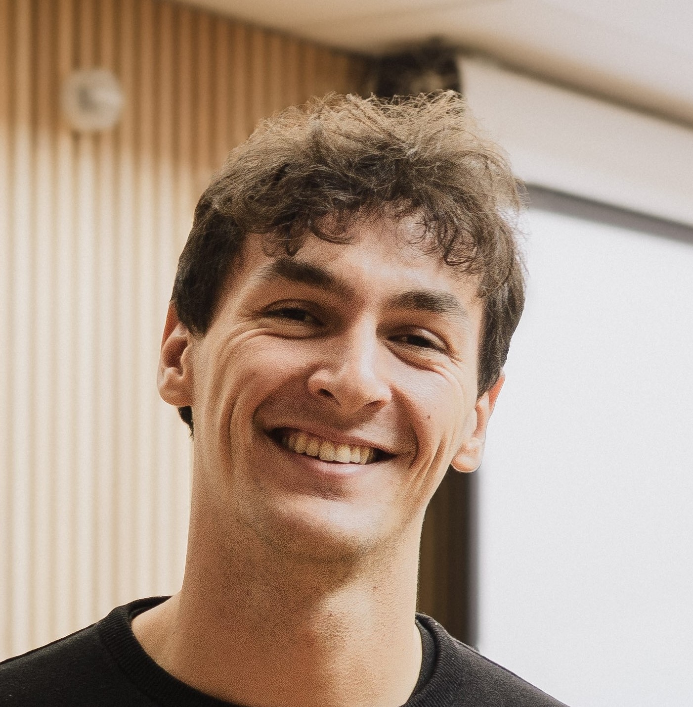 En mann som smiler til kameraet