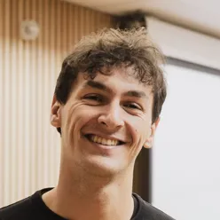 En mann som smiler til kameraet