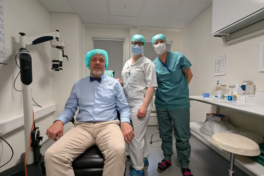 En gruppe mennesker i kirurgiske skrubb i et rom