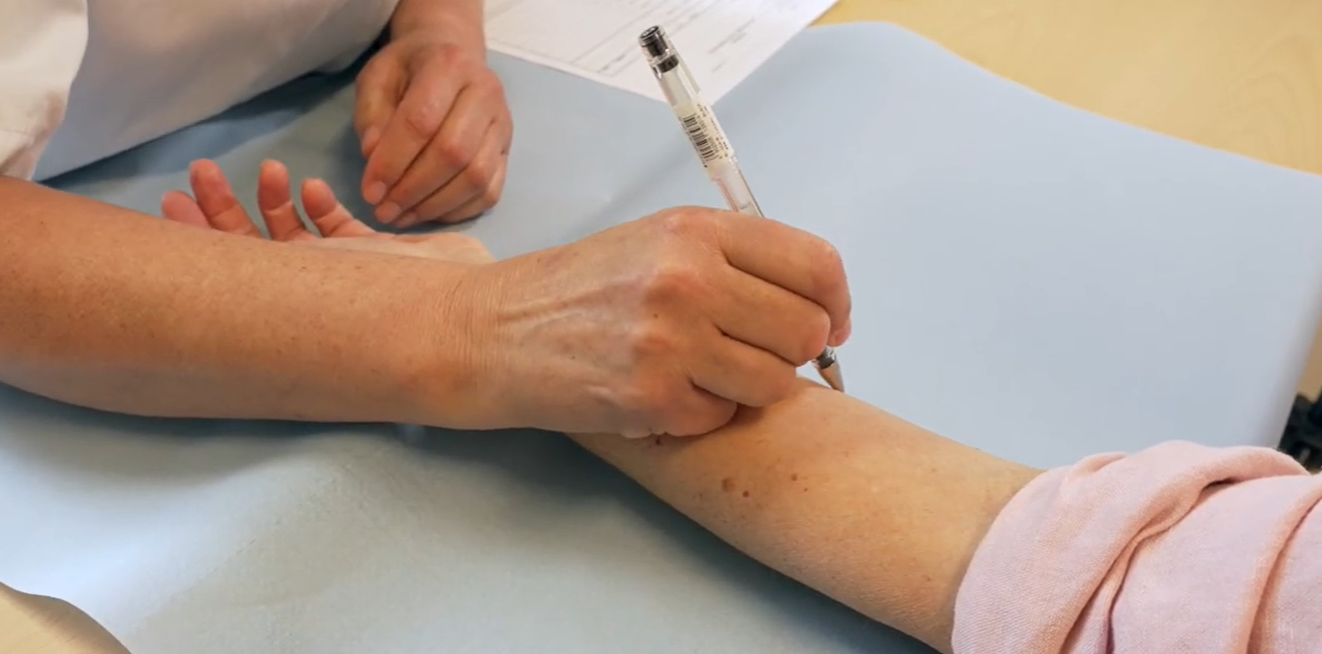 En person som holder en nål