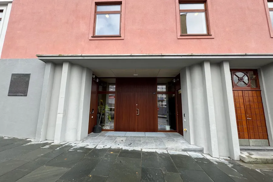 En bygning med en stor dør