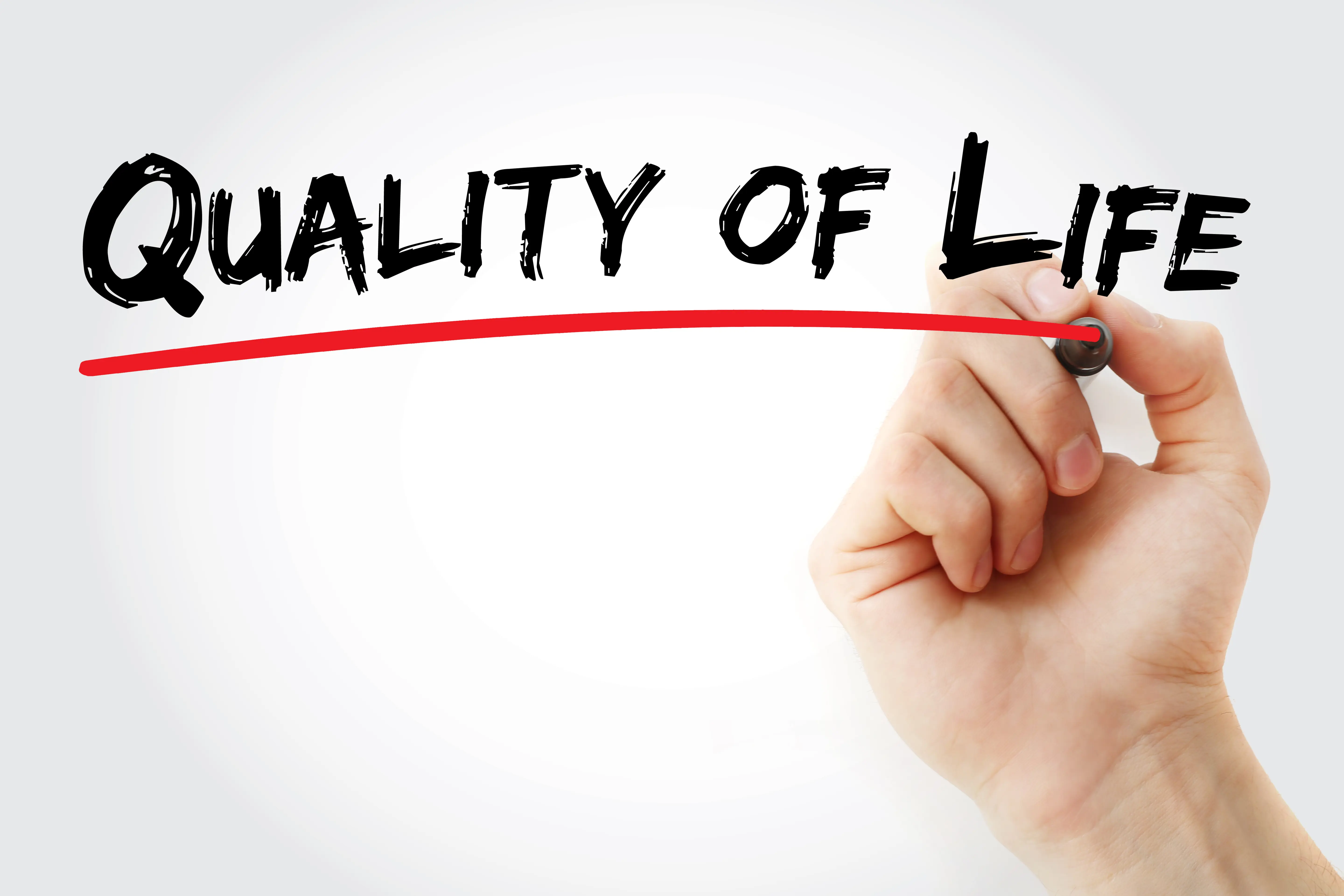 Hånd som skriver Quality of life med tusj
