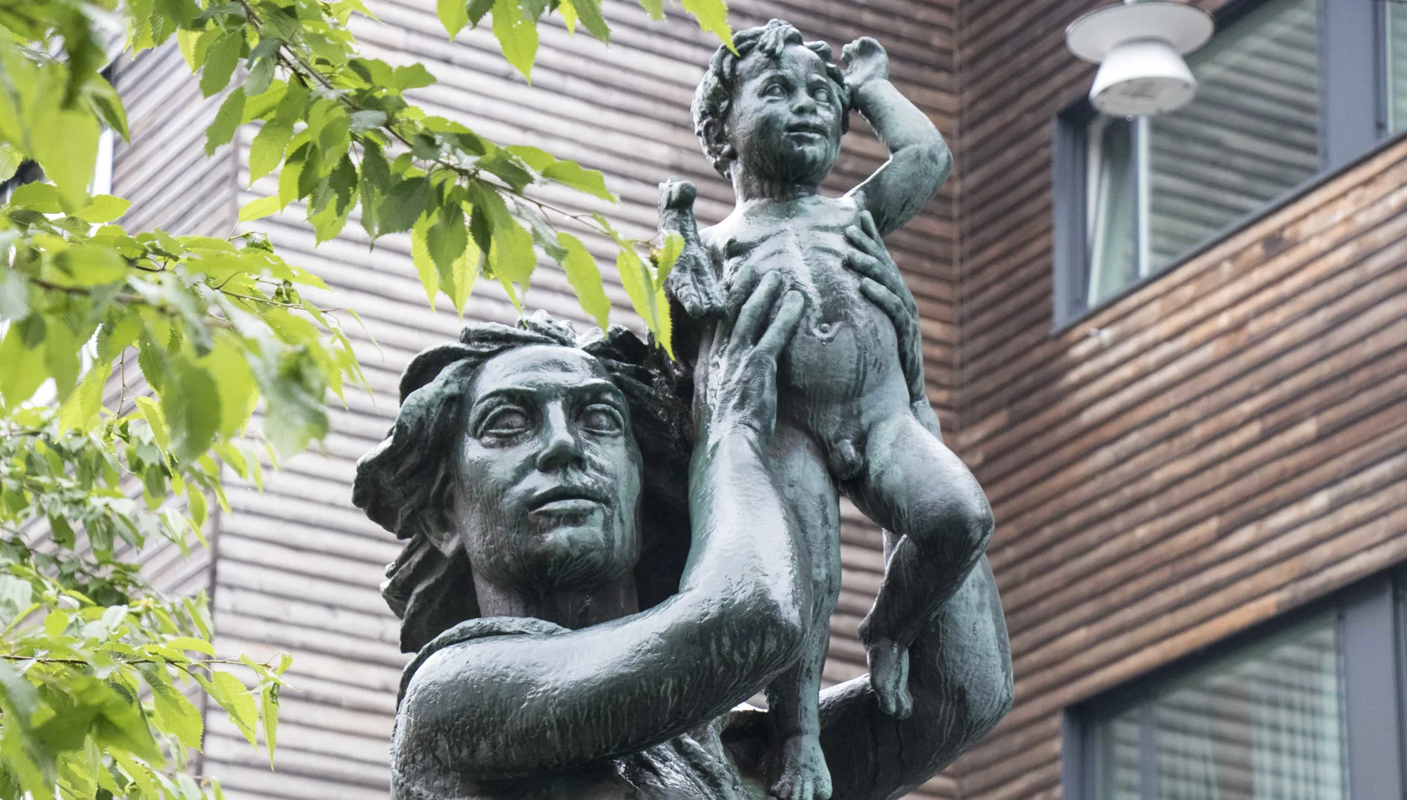 mor barn statue. foto