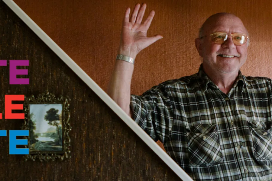 En mann med hendene i været